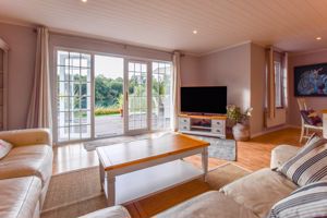 Lounge/diner- click for photo gallery